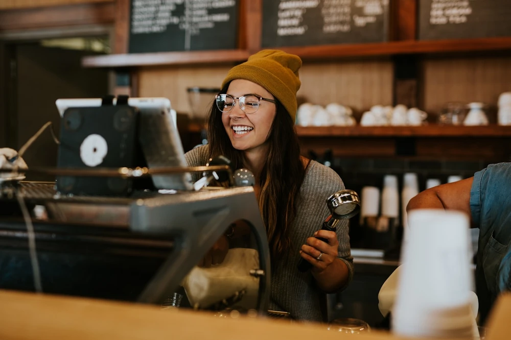 Бариста у кофемашины — изображение из макета